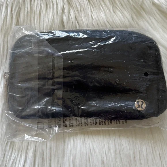 Lululemon Everywhere Wordmark Crossbody Belt Bag 1L - Black/Gold - Picture 3 of 4